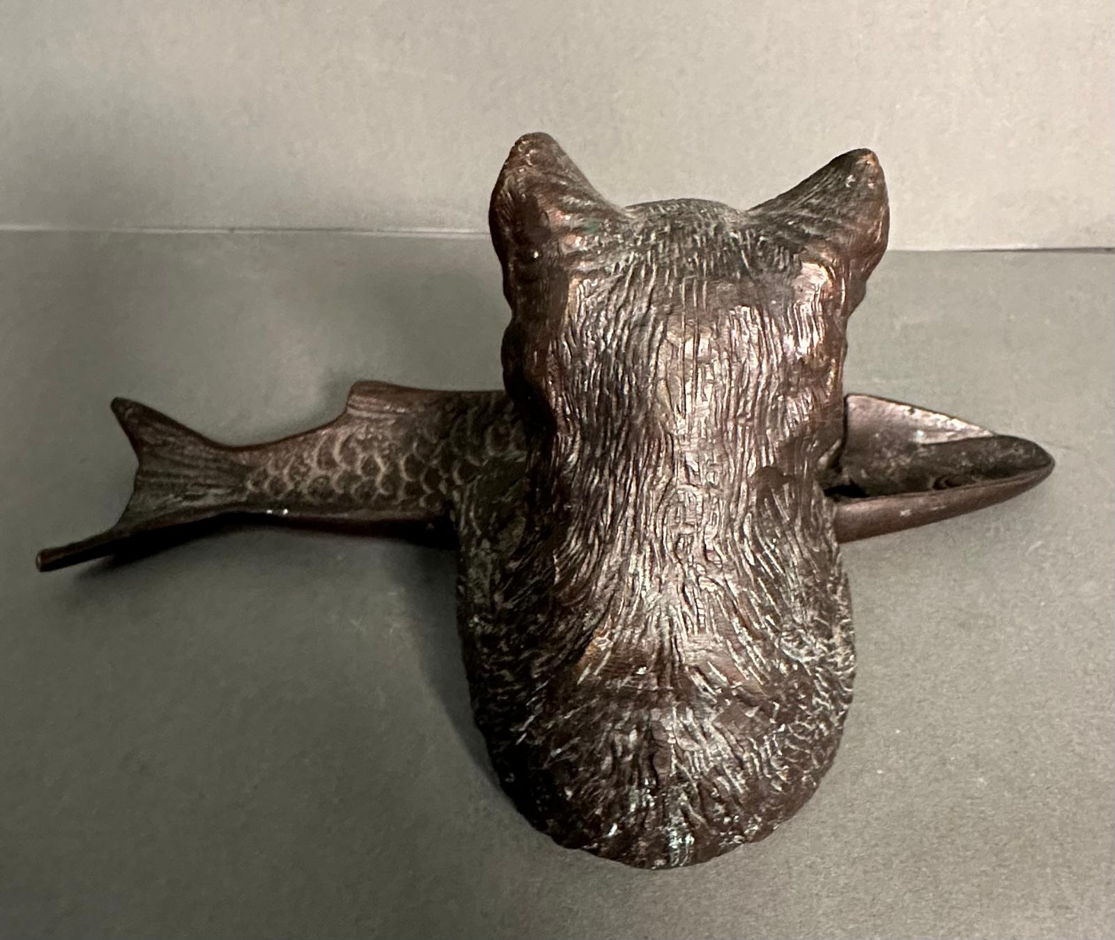 A bronze of a cat holding a fish possibly a pin tray or trinket dish - Image 3 of 4