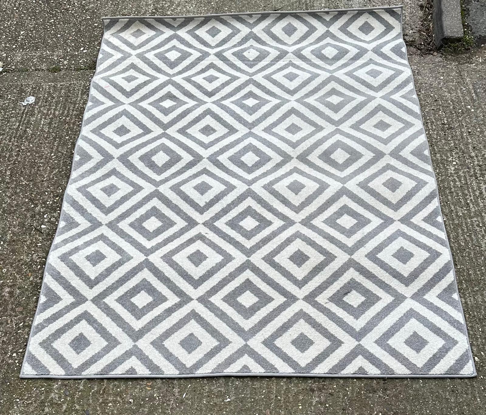 A contemporary rug in a grey and white geometric pattern 160cm x 220cm