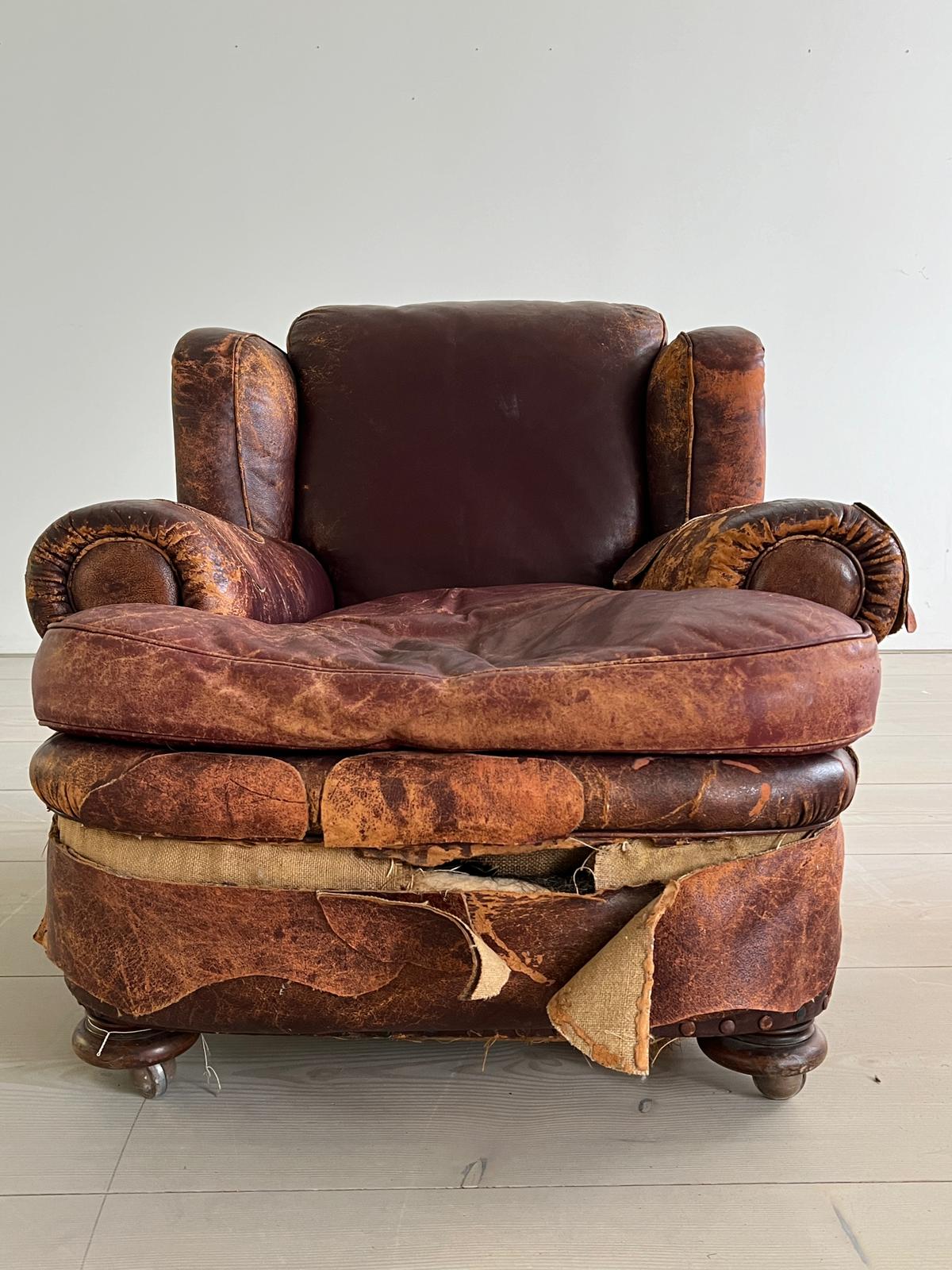 An antique leather club chair in a distressed manner (H84cm W97cm SH37cm) - Image 3 of 7