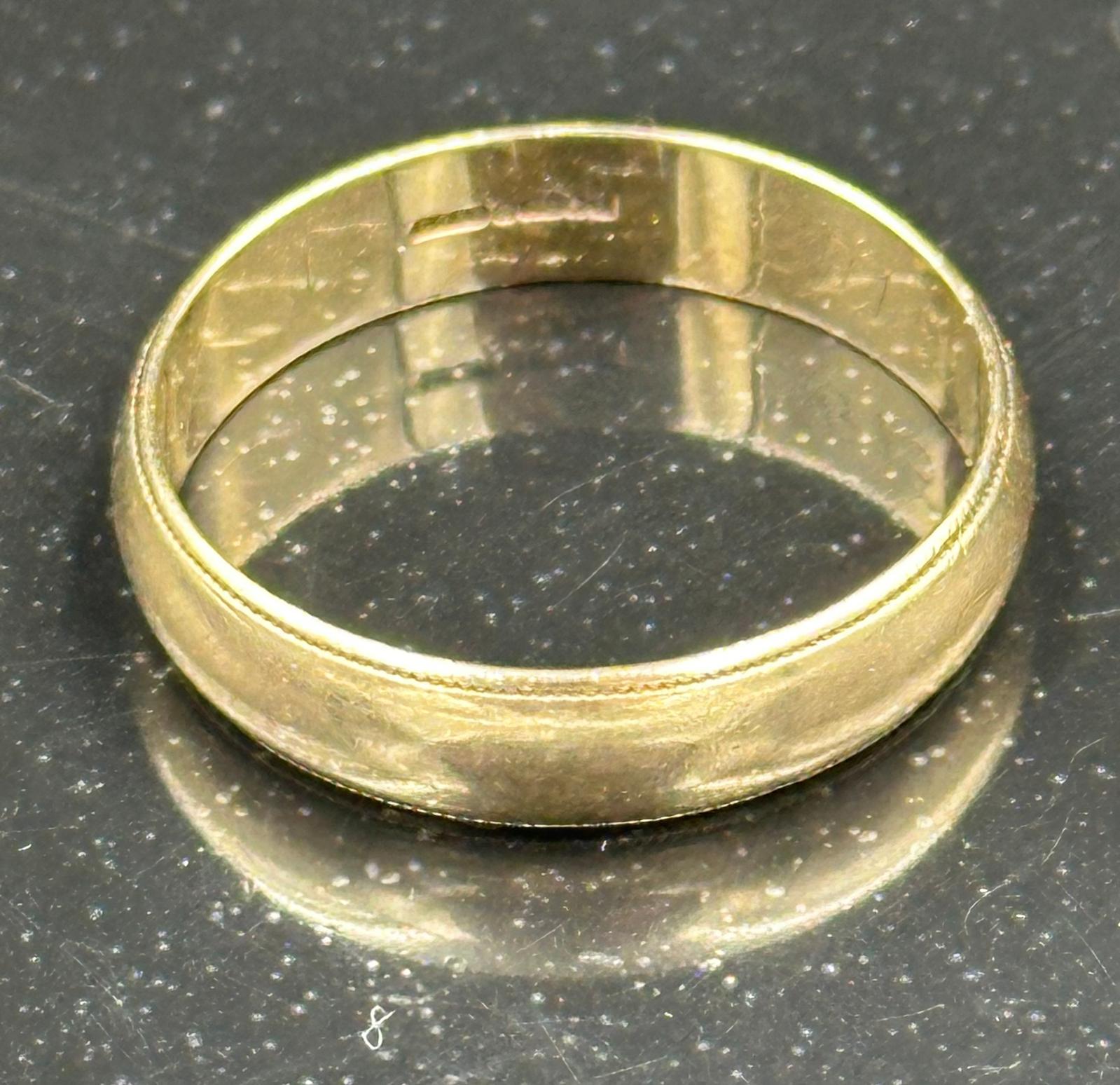 9ct gold band. Size W. 4 grams. Hallmarked 9ct