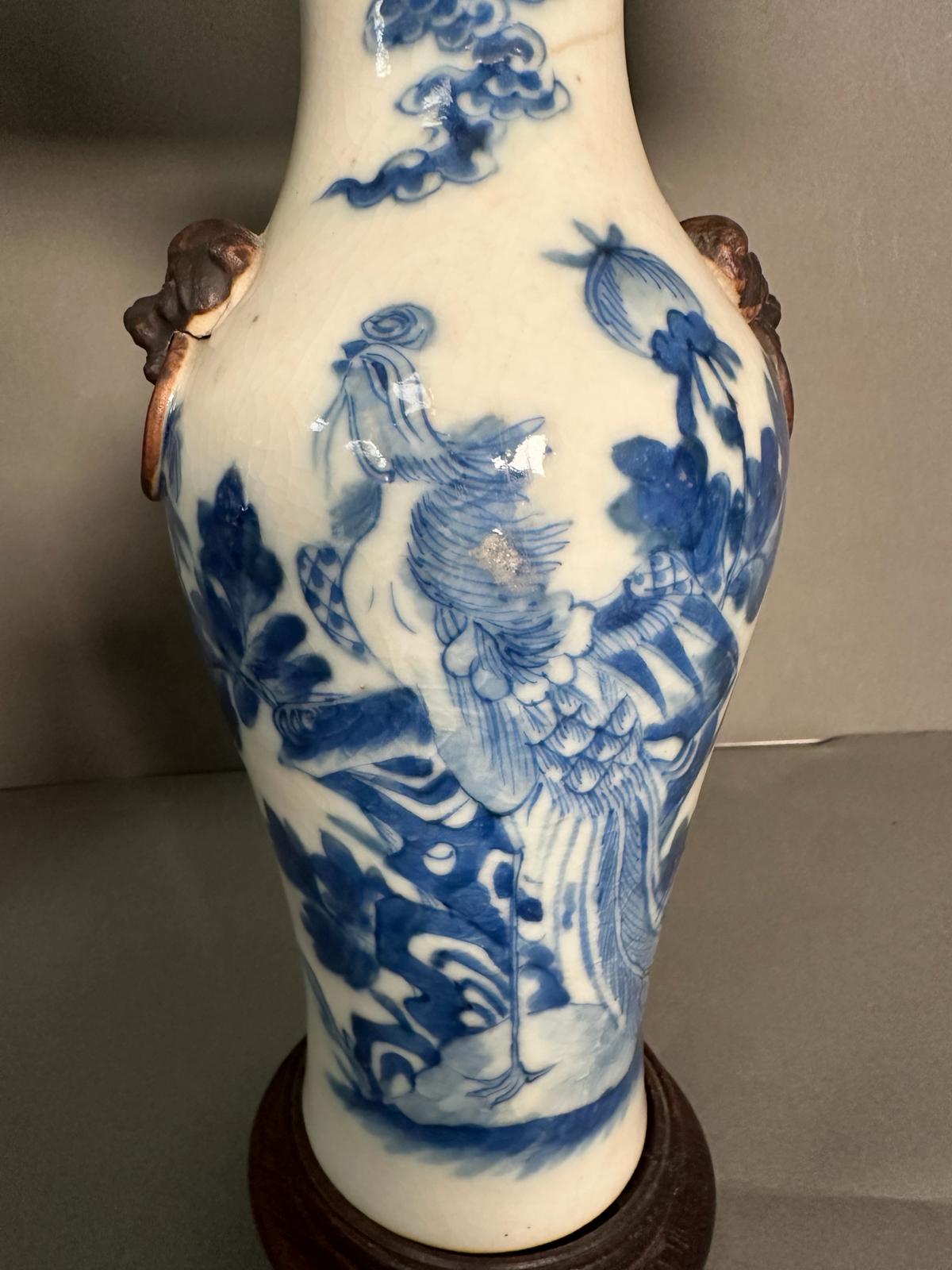 A pair of Chinese blue and white table lamps in a floral bird pattern with foo dogs to side - Image 8 of 8