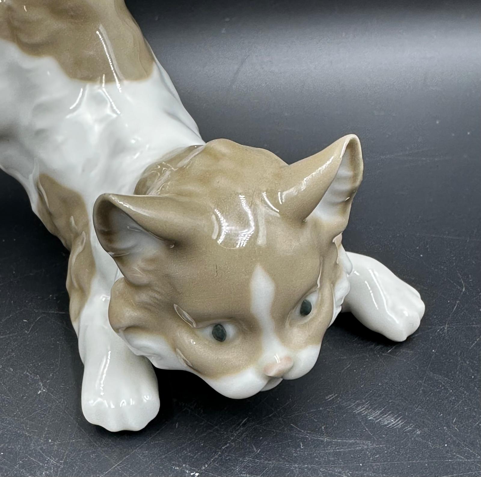 Two Lladro figures Sitting Deer No 1064 and playful cat Number 5091 - Image 5 of 5