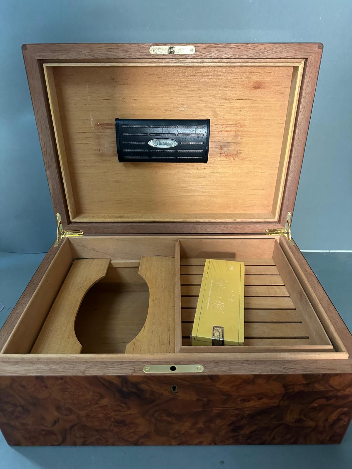 A burr walnut Passatore humidor with cedar veneer and a box of two cigars - Image 3 of 5