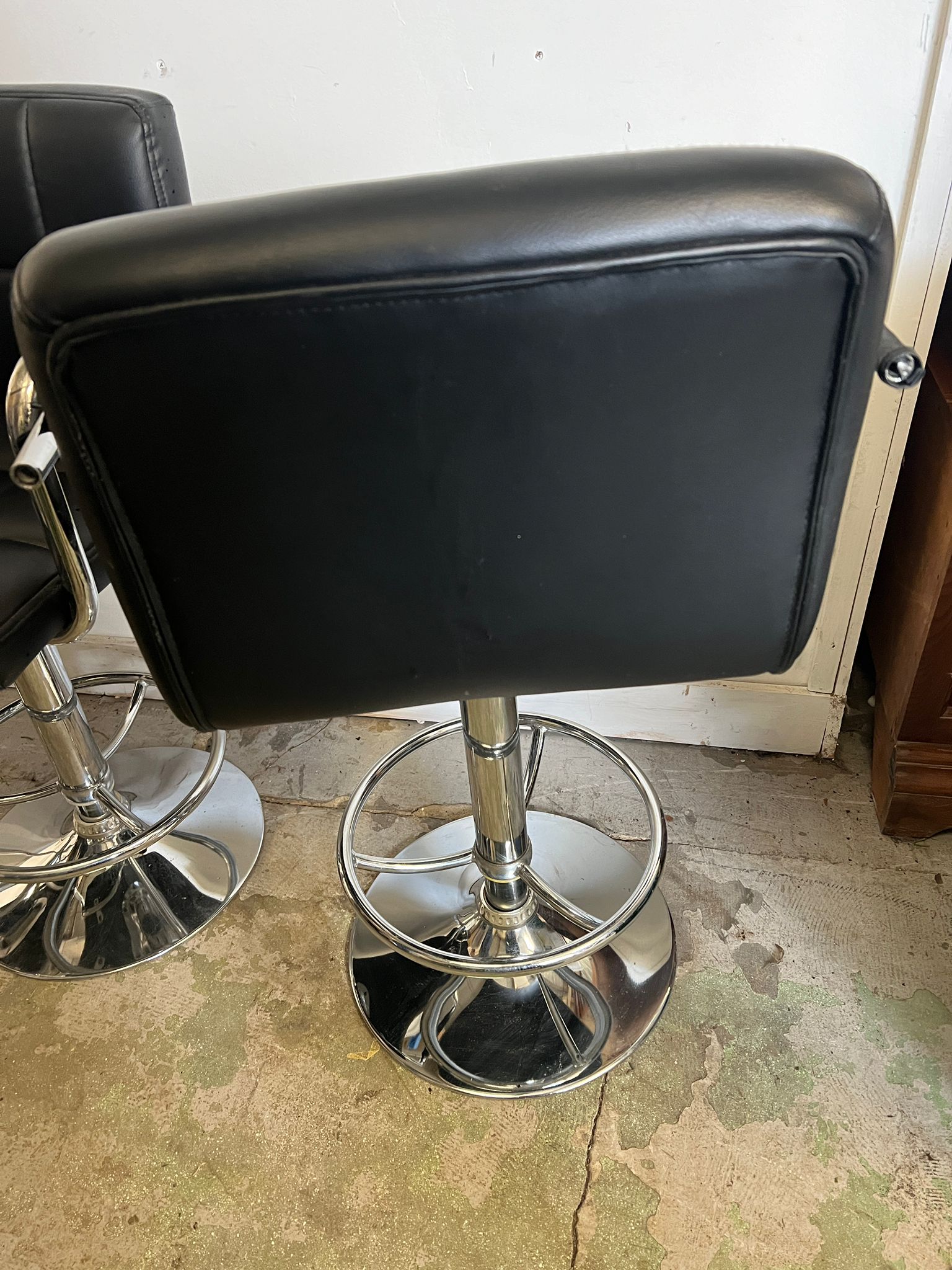 Three bar stools with leatherette exterior adjustable swivel gas lift on chrome base Condition - Image 5 of 5