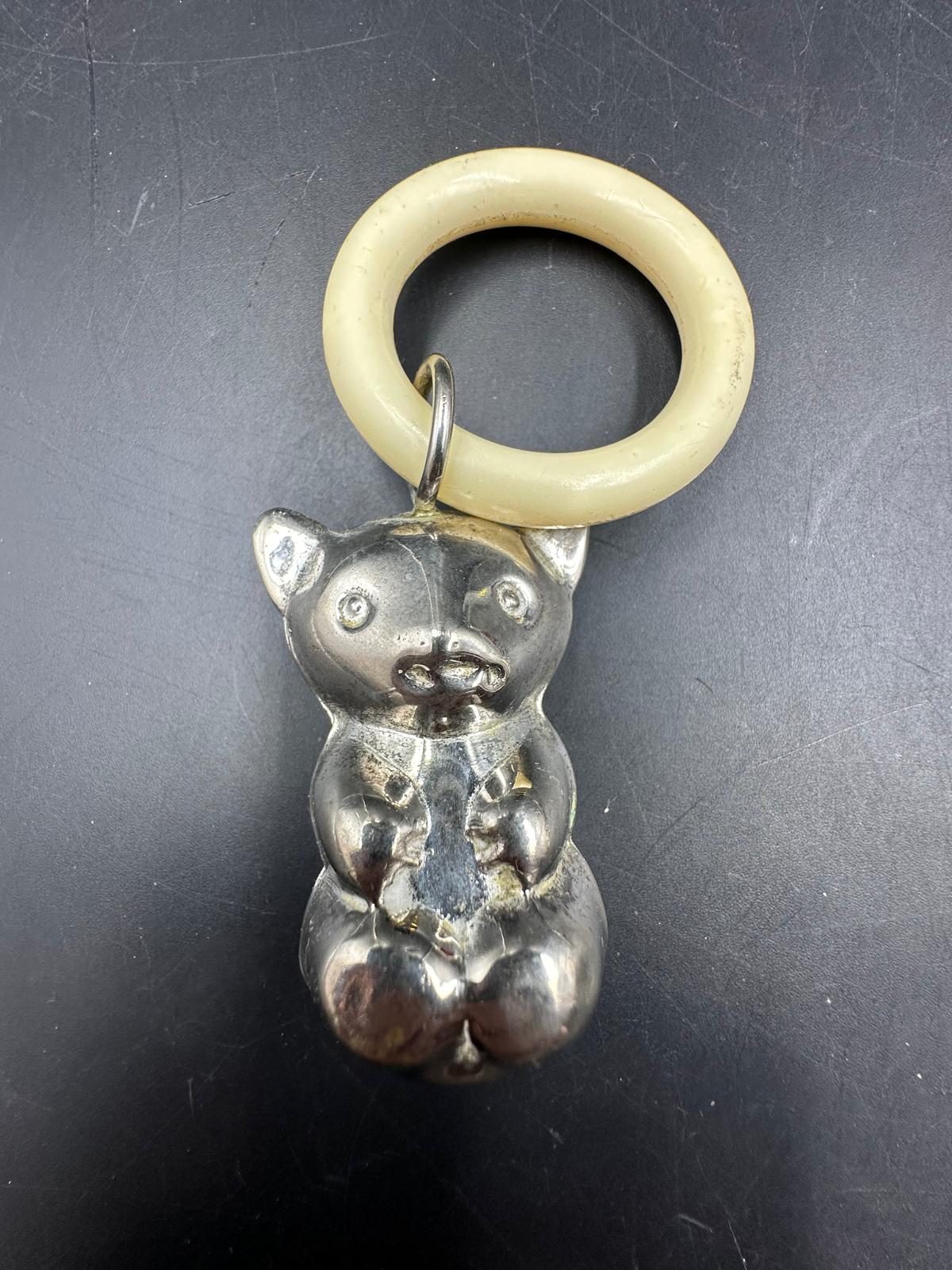 A vintage cat shaped white metal teething rattle - Image 4 of 4