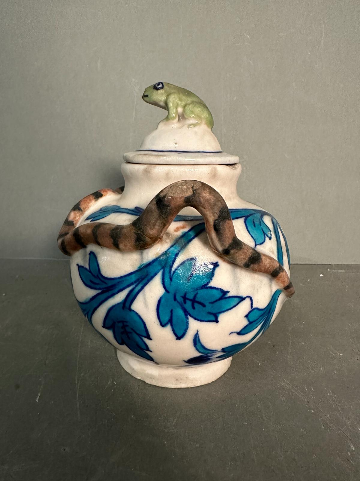 A small Chinese style teapot with a blue leaf design, snake handle and a decorative frog finial to - Image 2 of 4