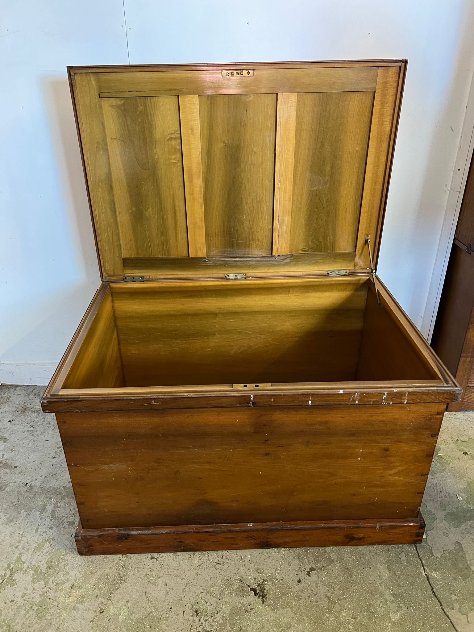 A large pine panelled blanket box or chest with brass drop handles to sides (H70cm W109cm D73cm) - Image 4 of 6