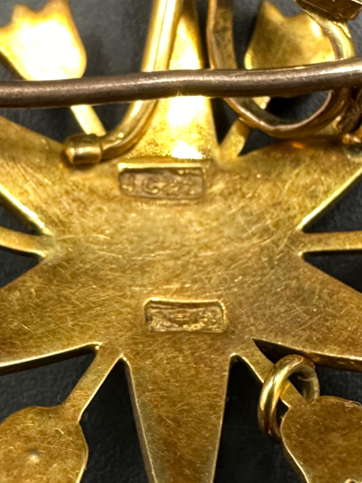 A Victorian star brooch with seed pearl decoration on 15ct yellow gold, with an approximate weight - Image 2 of 4