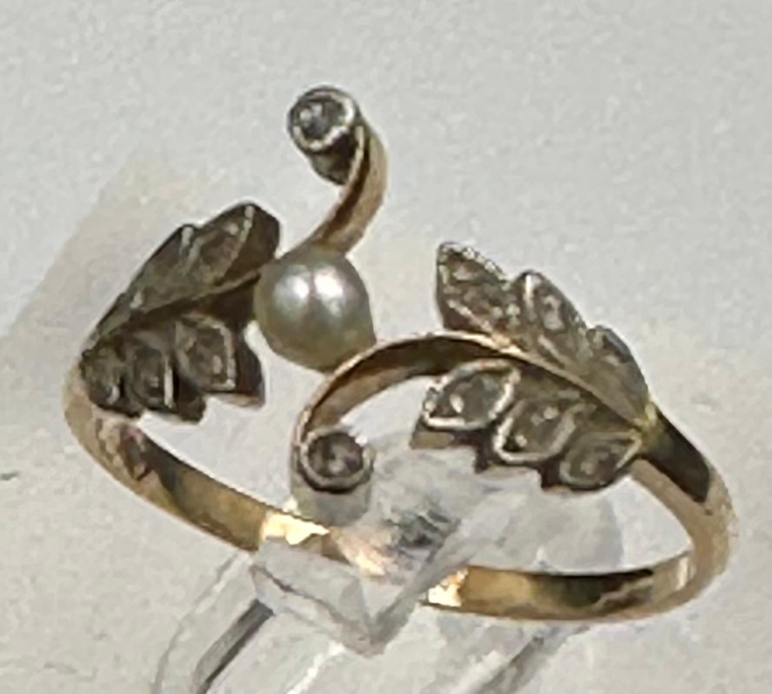 An 18ct pearl and leaf themed ring with an approximate total weight 2.3g Size M - Image 2 of 4