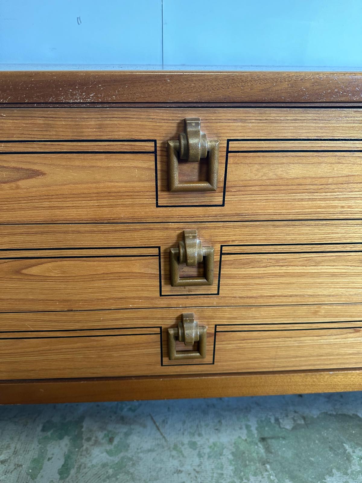 A Mid Century sideboard with string inlay and drop handles (H73cm W184cm D46cm) - Image 5 of 6