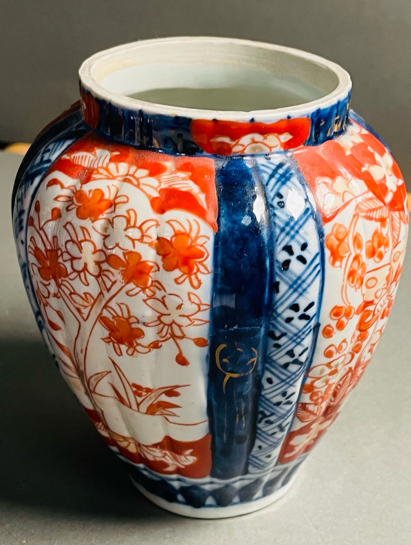 Two Japanese Imari pattern ceramic table vases - Image 4 of 5