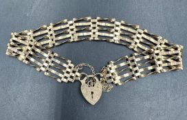 A 9ct gold gate bracelet with heart shaped fastener, with an approximate weight of 6.1g.