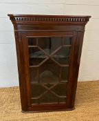 A mahogany glazed corner cabinet (H93cm W60cm D42cm)
