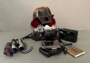 A selection of vintage cameras to include Minolta etc.