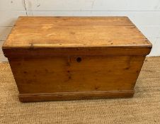 A vintage pine blanket box with drop handles to sides (H46cm W85cm D47cm)