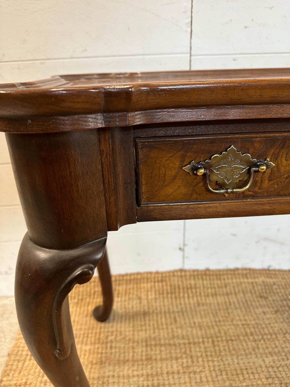 A two drawer console table with brass drop handles on cabriole legs manufactured by Hekman (H70cm - Image 5 of 7