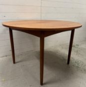 A circular G-Plan extendable dining table with internal leaf (H72cm W150cm D11cm)