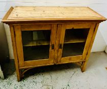 A pine dresser top or side cabinet with glazed doubled door and bracket feet (H95cm W109cm D41cm)