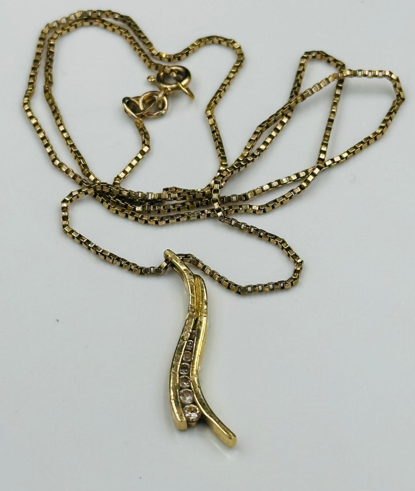 A 9ct gold curved pendant and fine necklace with an approximate weight of 4g.