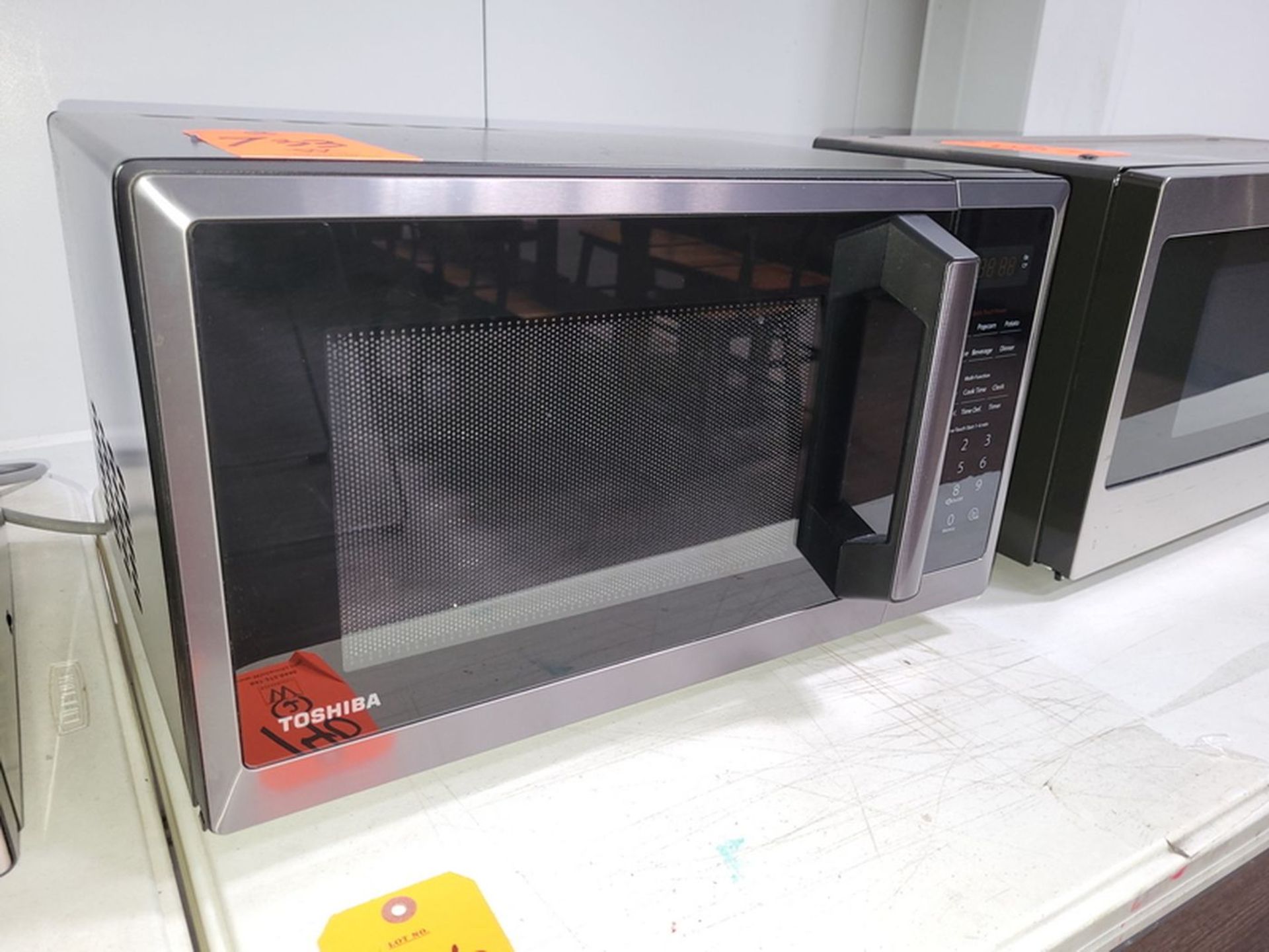 Toshiba Model ML2-EM09PA(BS) Microwave Oven, S/N: 347C601010113111100301 (2021); 120-Volt