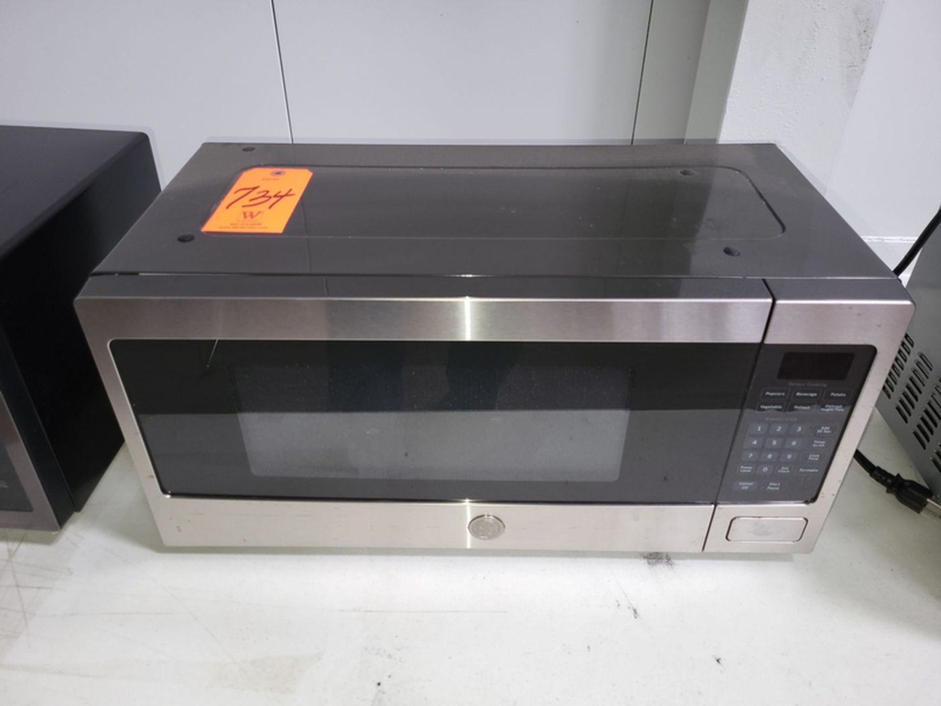 GE Commercial Microwave Oven; S/N: 340A976821107301100308; 120-Volt