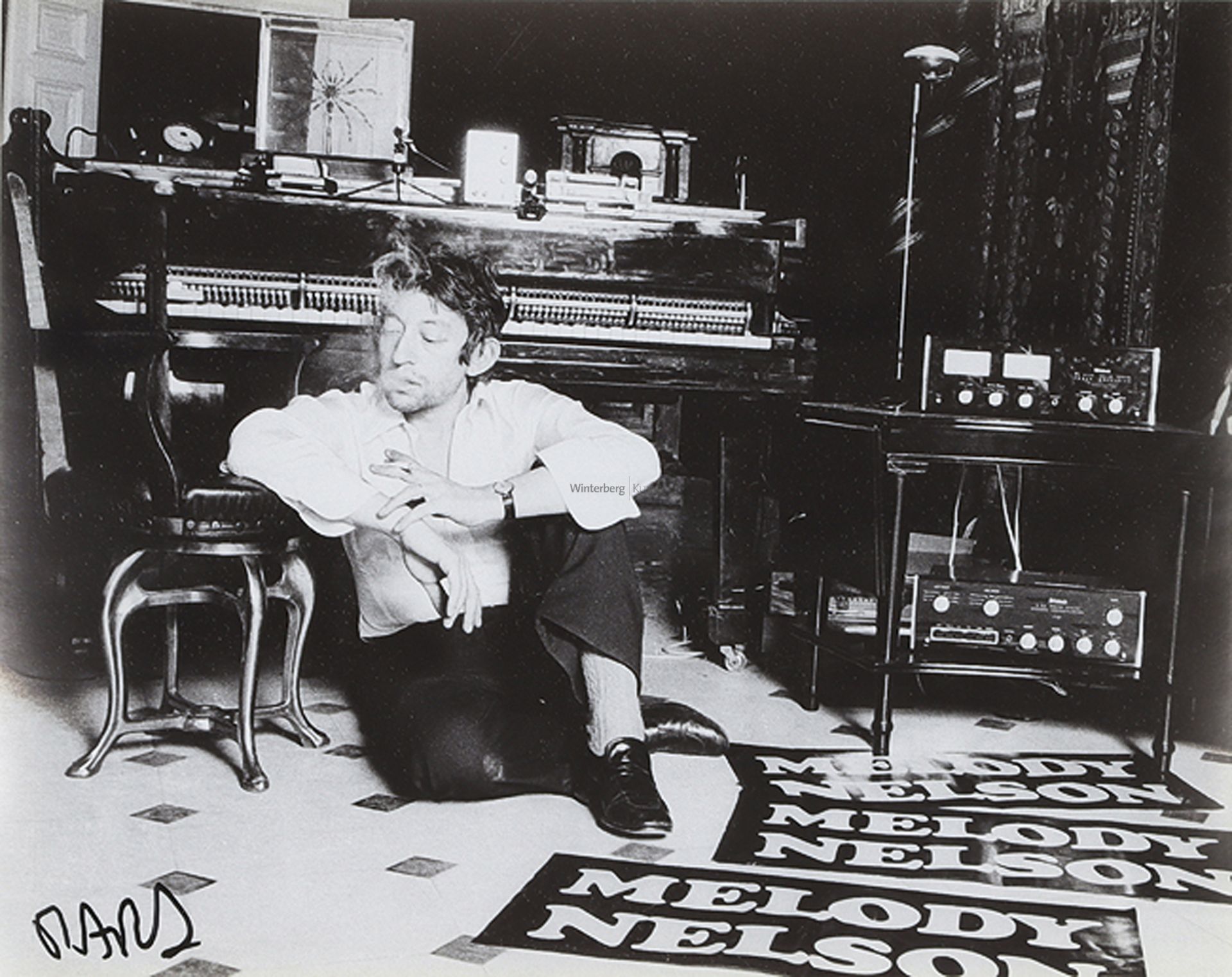 PATRICK BERTRAND: Serge Gainsbourg assit dans son Hôtel particulier Rue de Verneuil, Paris.
