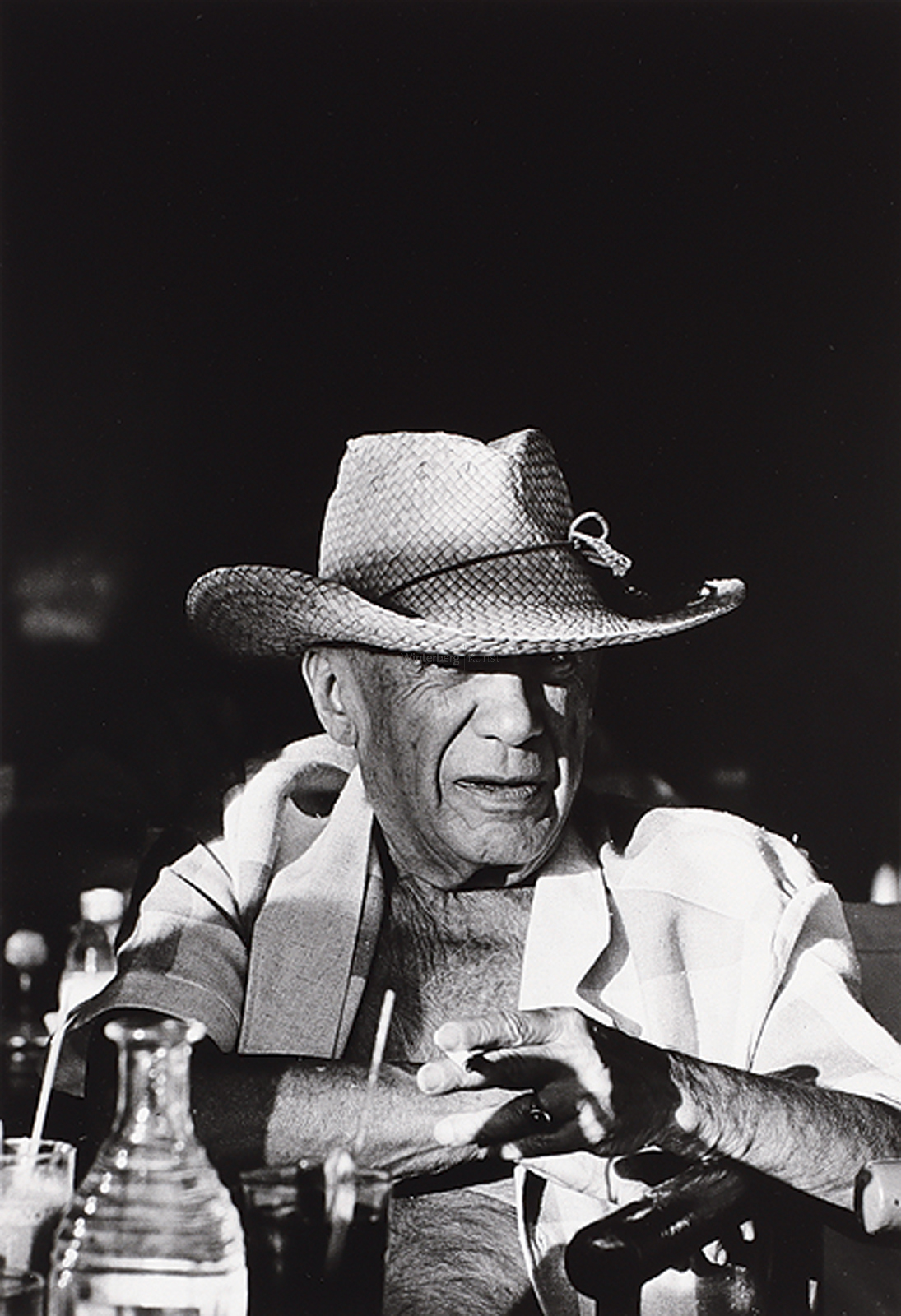 WERNER BOKELBERG: Pablo Picasso mit Strohhut im Café Sénéquier im Hafen von St. Tropez (groß).