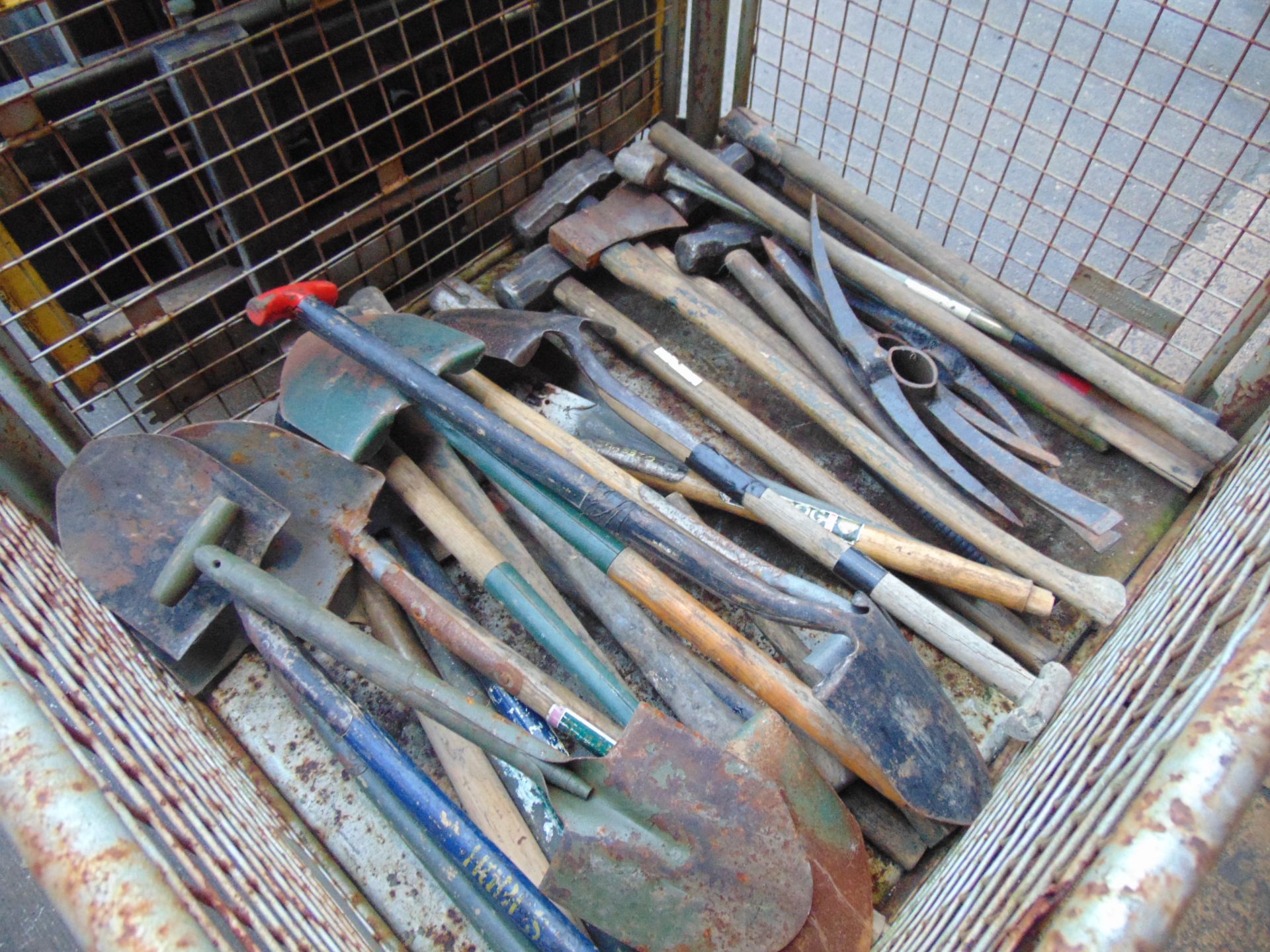 1 x Stillage 30+ British Army Pioneer Picks, Shovels, Axes and Sledge Hammers - Image 2 of 5