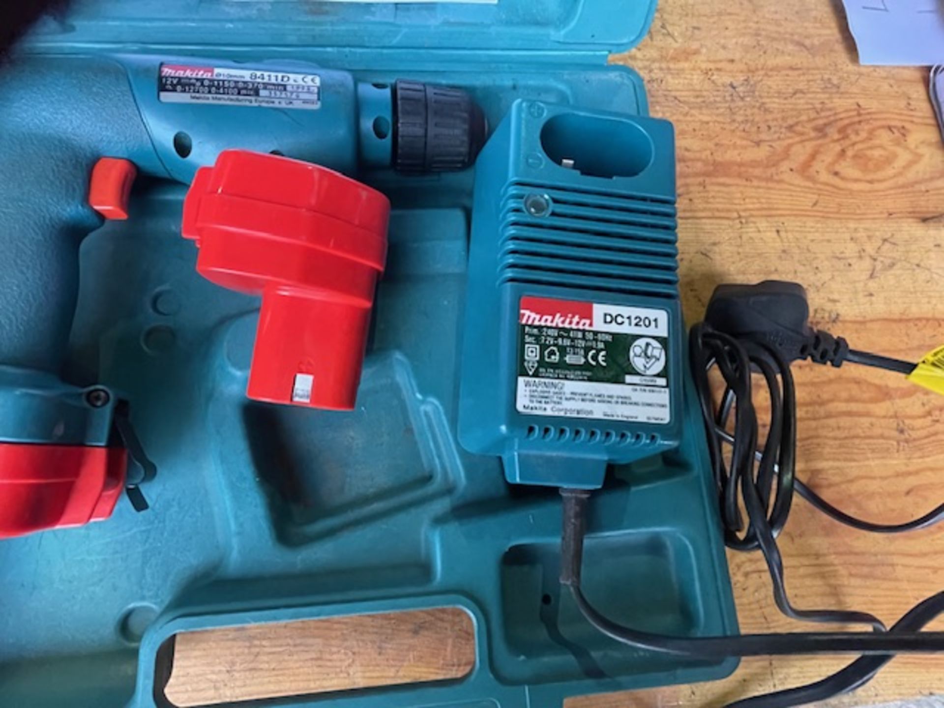 MAKITA 8411D CORDLESS DRILL C/W CHARGER AND BATTERIES IN CASE - Image 2 of 4