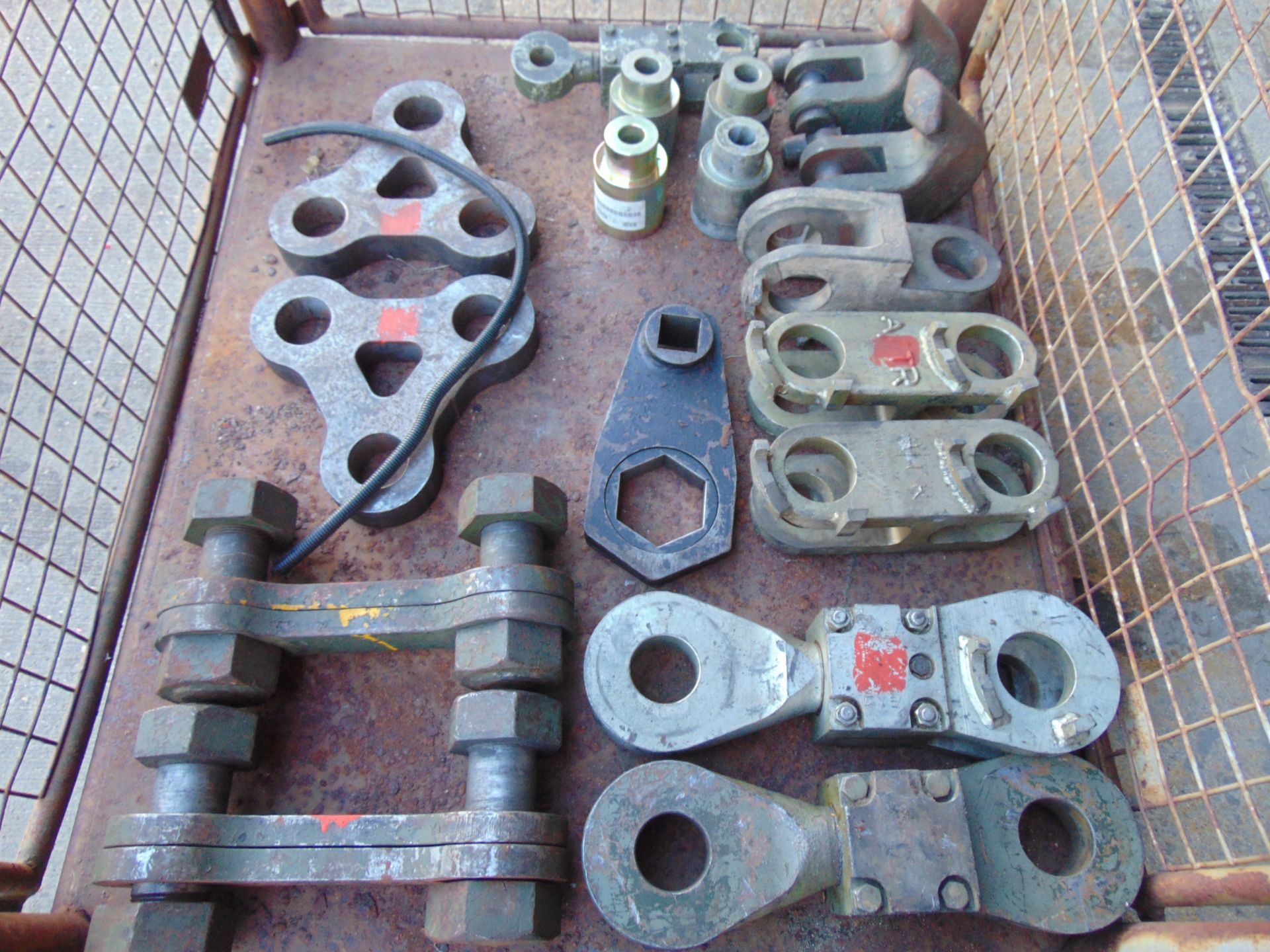 1 x Stillage of Heavy Duty Recovery Equipment Shackles etc - Image 4 of 6