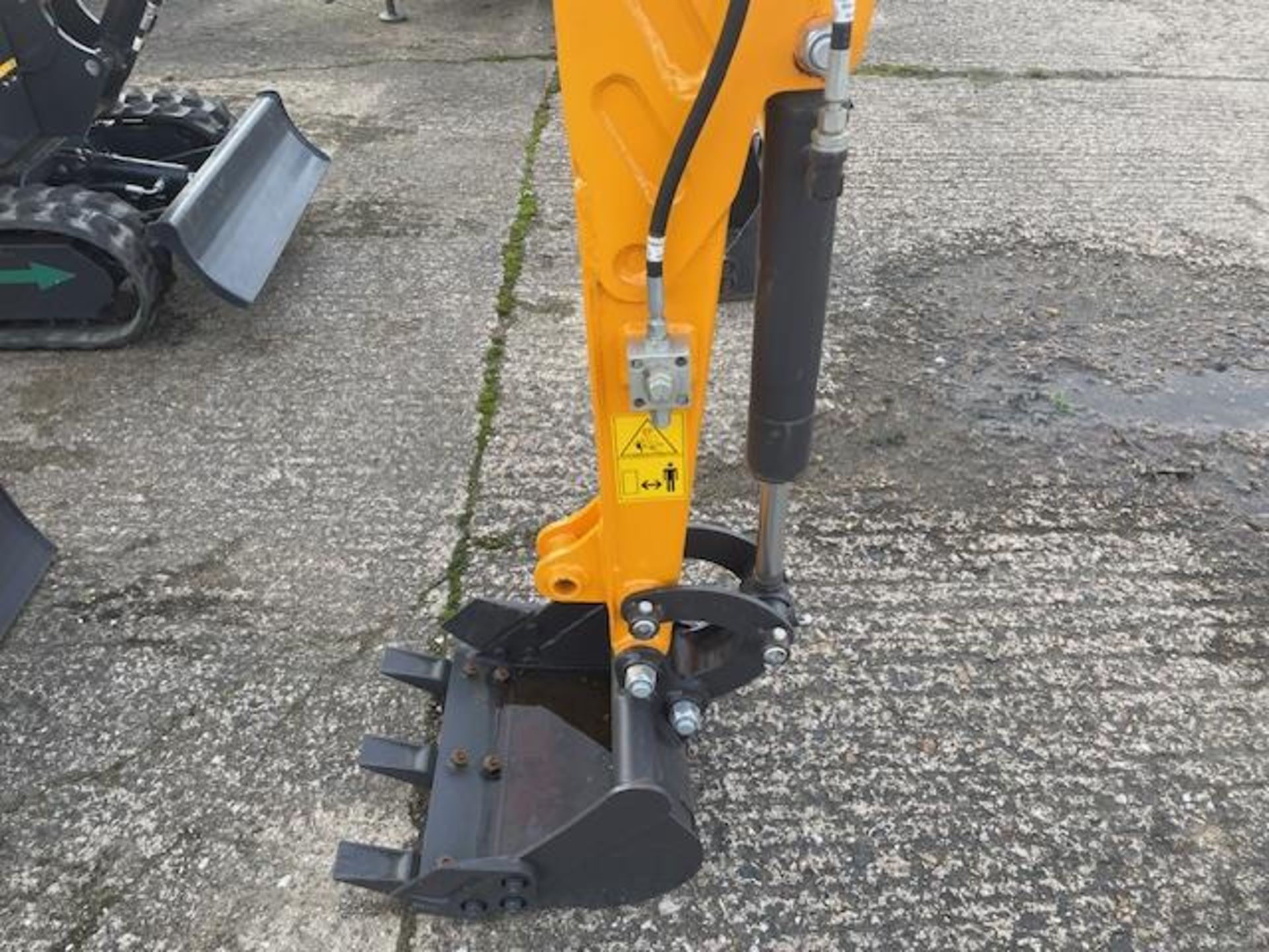 NEW UNISSUED XN10 RUBBER TRACKED MINI EXCAVATOR DIESEL ENGINE PIPED FOR HAMMER FRONT BLADE ETC - Image 2 of 8