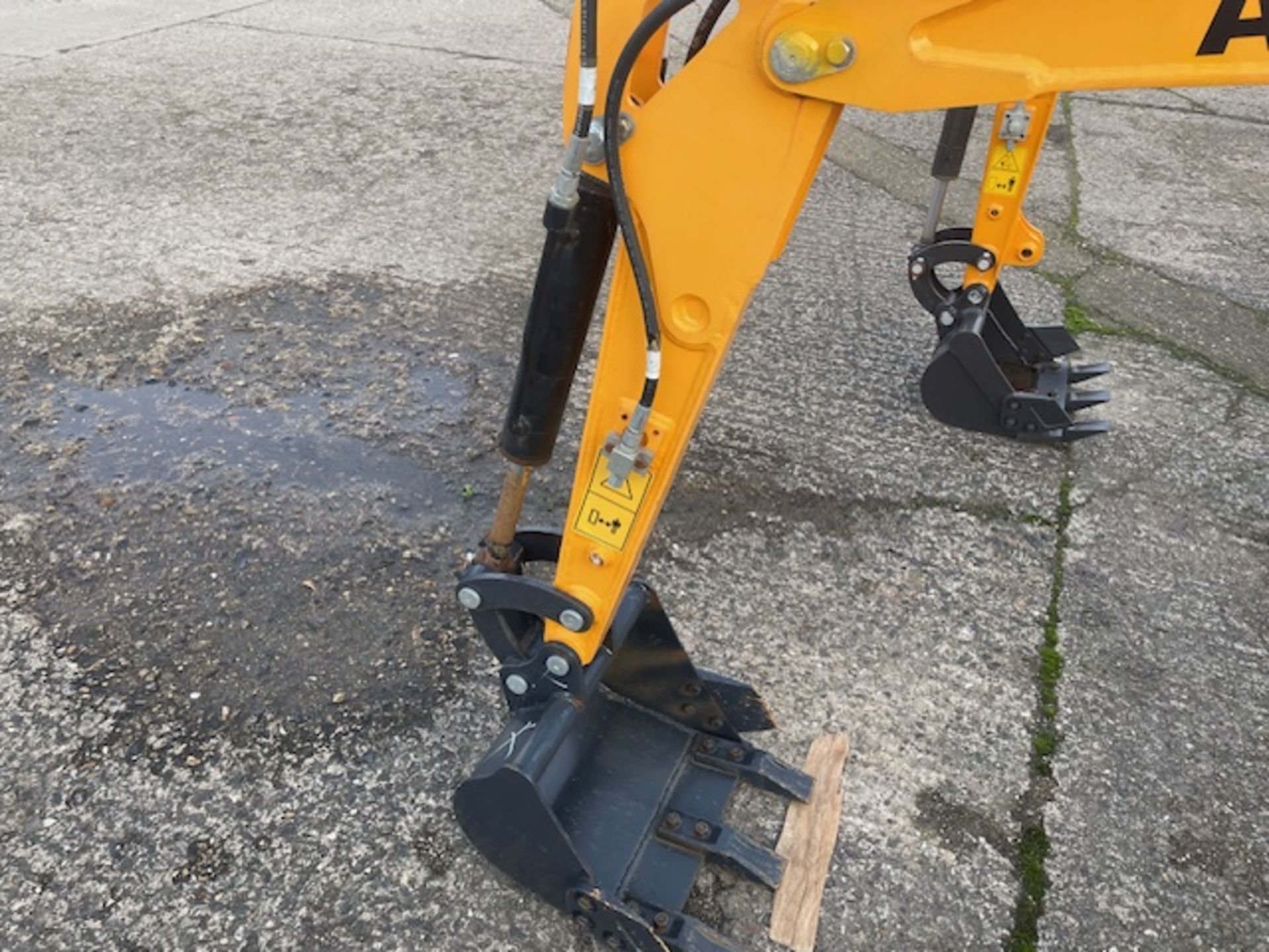 NWE UNISSUED XN10 RUBBER TRACKED MINI EXCAVATOR DIESEL ENGINE PIPED FOR HAMMER FRONT BLADE ETC - Image 3 of 11