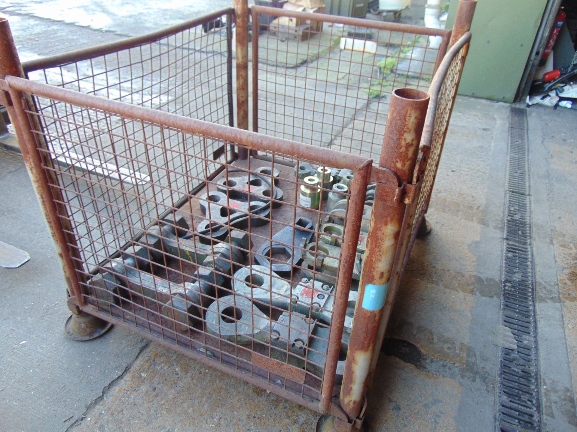 1 x Stillage of Heavy Duty Recovery Equipment Shackles etc - Image 5 of 6