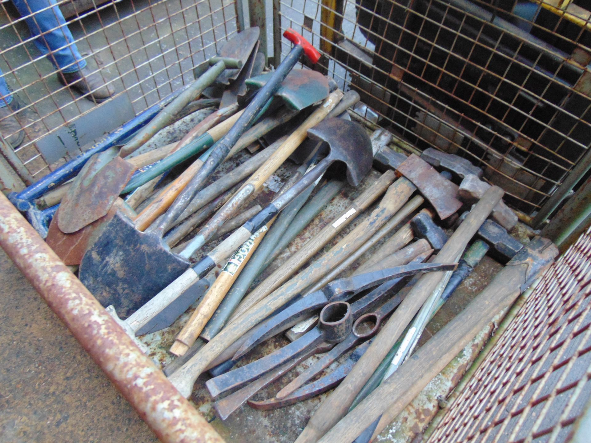 1 x Stillage 30+ British Army Pioneer Picks, Shovels, Axes and Sledge Hammers - Image 4 of 5