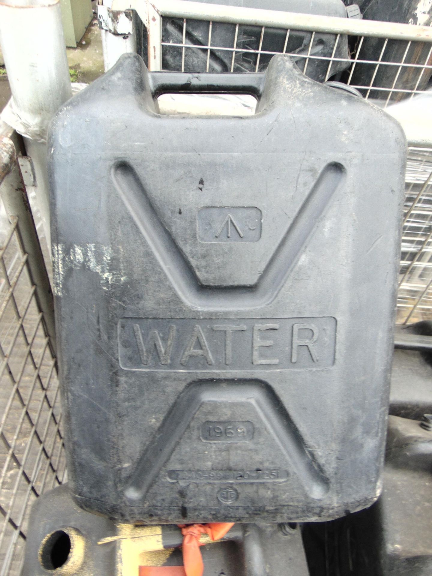 20 x 20 Litre Plastic Water Jerry Cans MoD Stock - Image 5 of 5