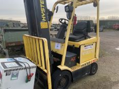 2004 HYSTER E2.5 XM FORK LIFT FROM MOD C/W CHARGER FORKS ETC 3 STAGE MAST FULL FREE LIFT
