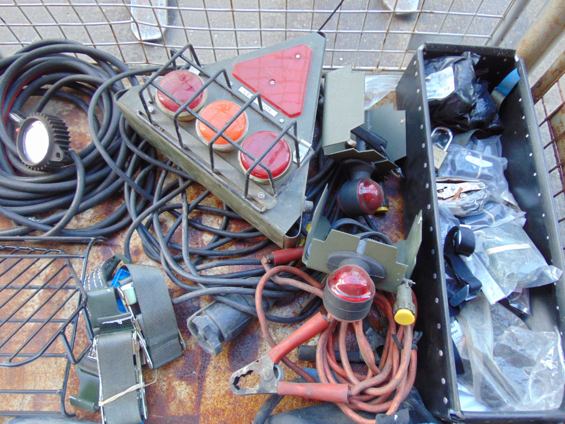 1 x Stillage Recovery Equipment Trailer Lights, Tyre Inflator, Mirrors etc - Image 7 of 10