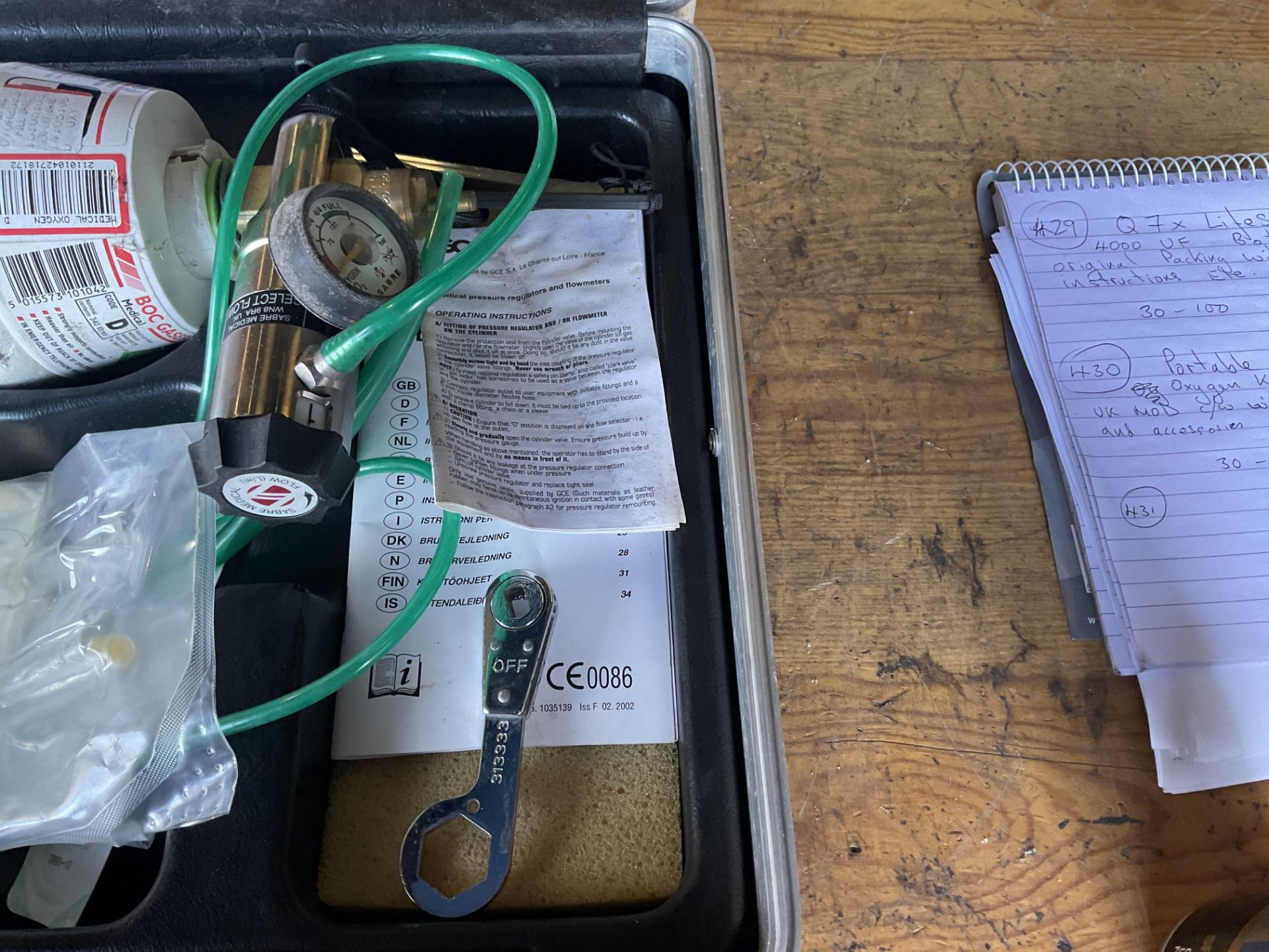 PORTABLE MEDICAL OXYGEN KIT FROM UK MOD C/W WITH INSTRUCTIONS AND ACCESSORIES - Image 3 of 4