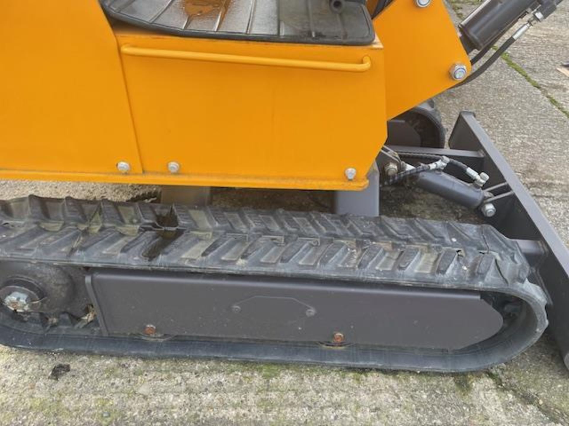 NEW UNISSUED XN10 RUBBER TRACKED MINI EXCAVATOR DIESEL ENGINE PIPED FOR HAMMER FRONT BLADE ETC - Image 7 of 8