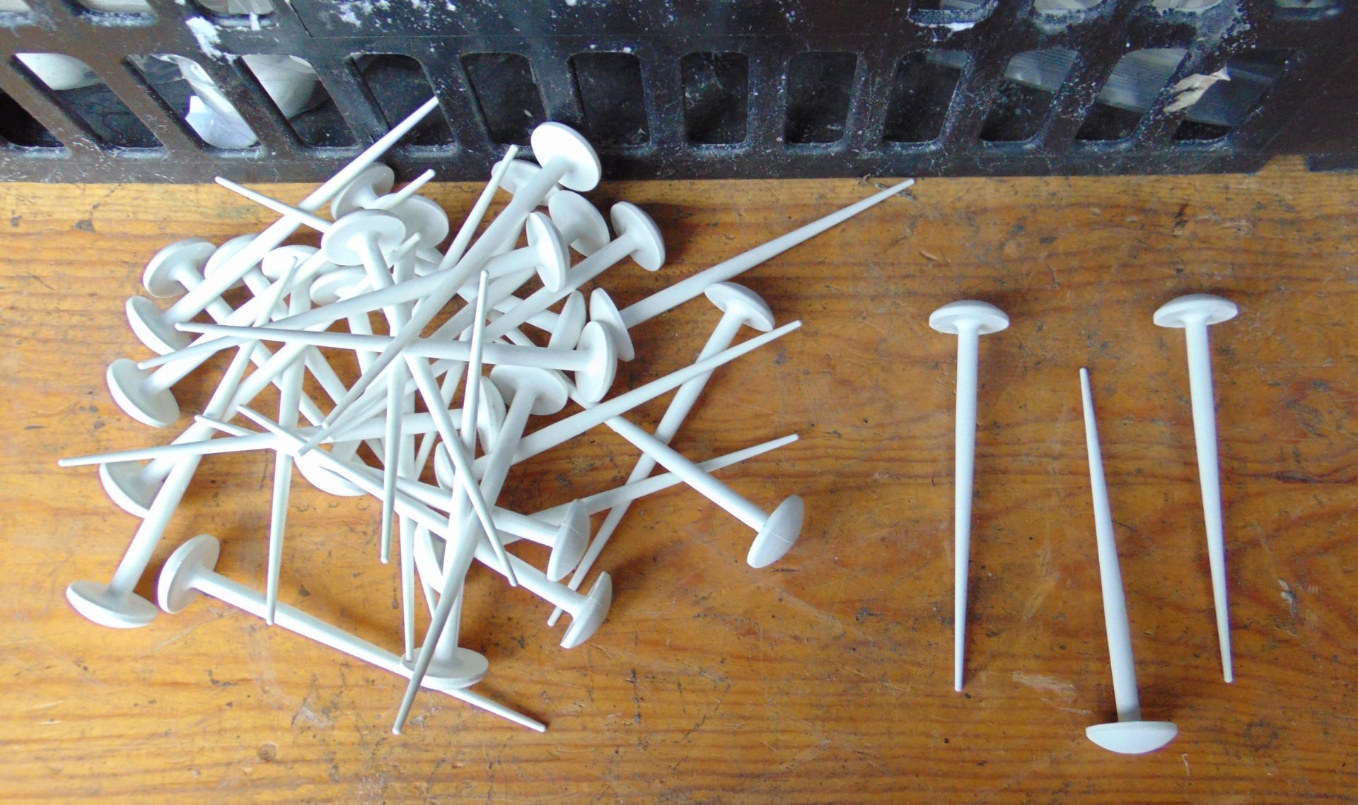 New Unissued Approx. 650 White Plastic Ground Marking Spikes - Image 2 of 4