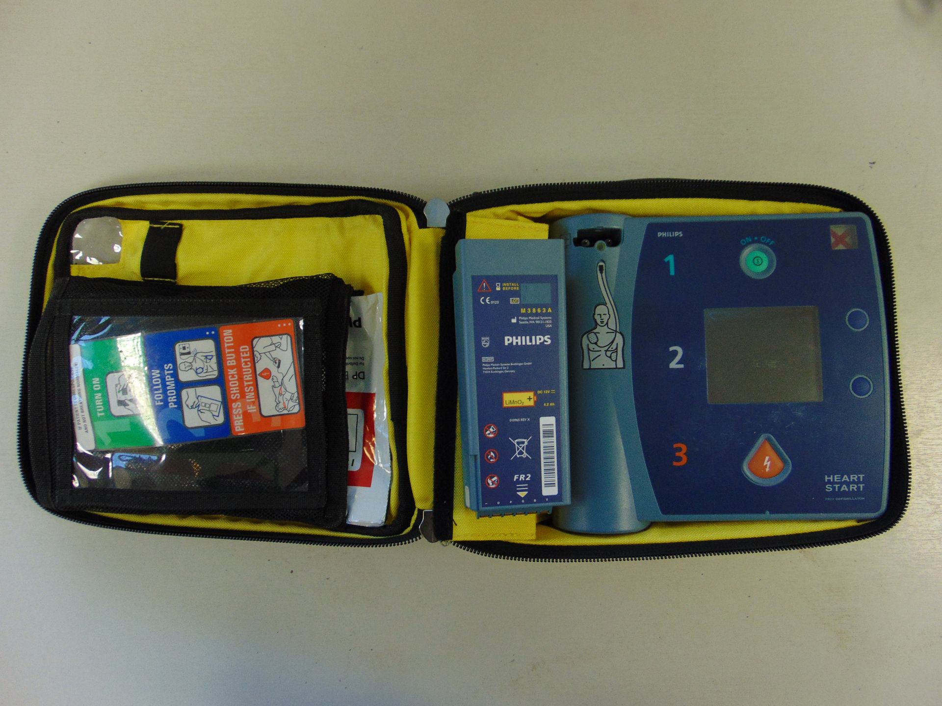 Heartstart FR2+ Semi-Automatic Defibrillator Unit in Carry Case - Bild 3 aus 5