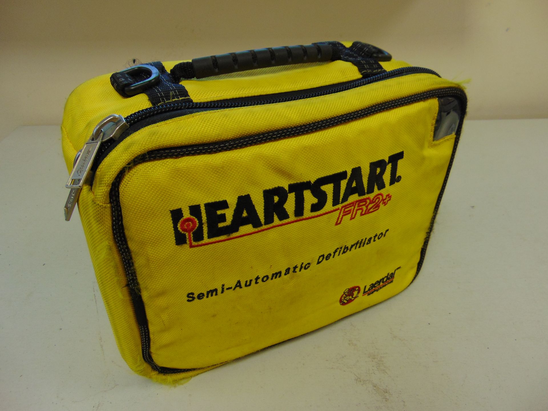 Heartstart FR2+ Semi-Automatic Defibrillator Unit in Carry Case - Bild 4 aus 5