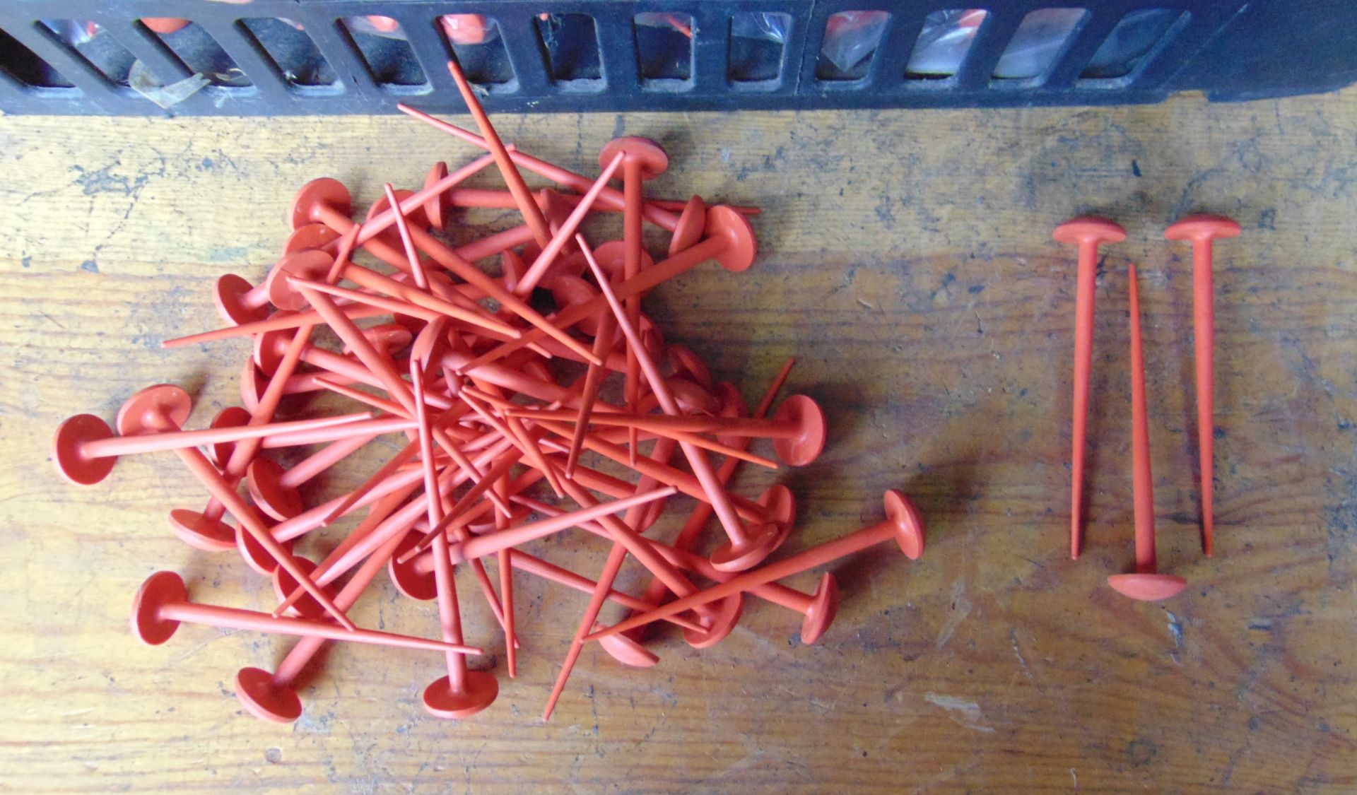 New Unissued Approx. 1000 Red Plastic Ground Marking Spikes - Image 2 of 4