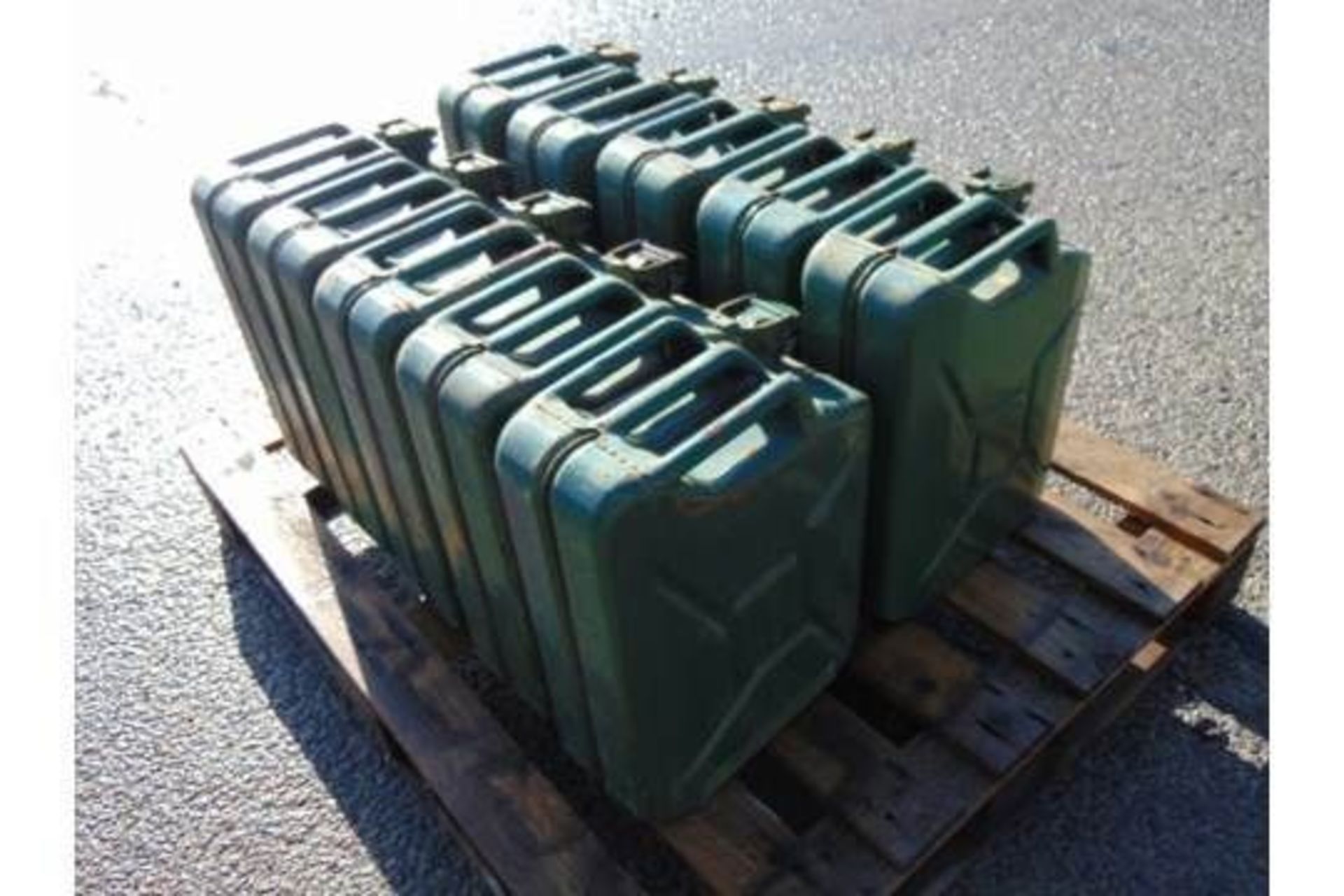 You are bidding on 20 x (2x10) Unissued NATO Issue 20L Jerry Cans - Image 5 of 7