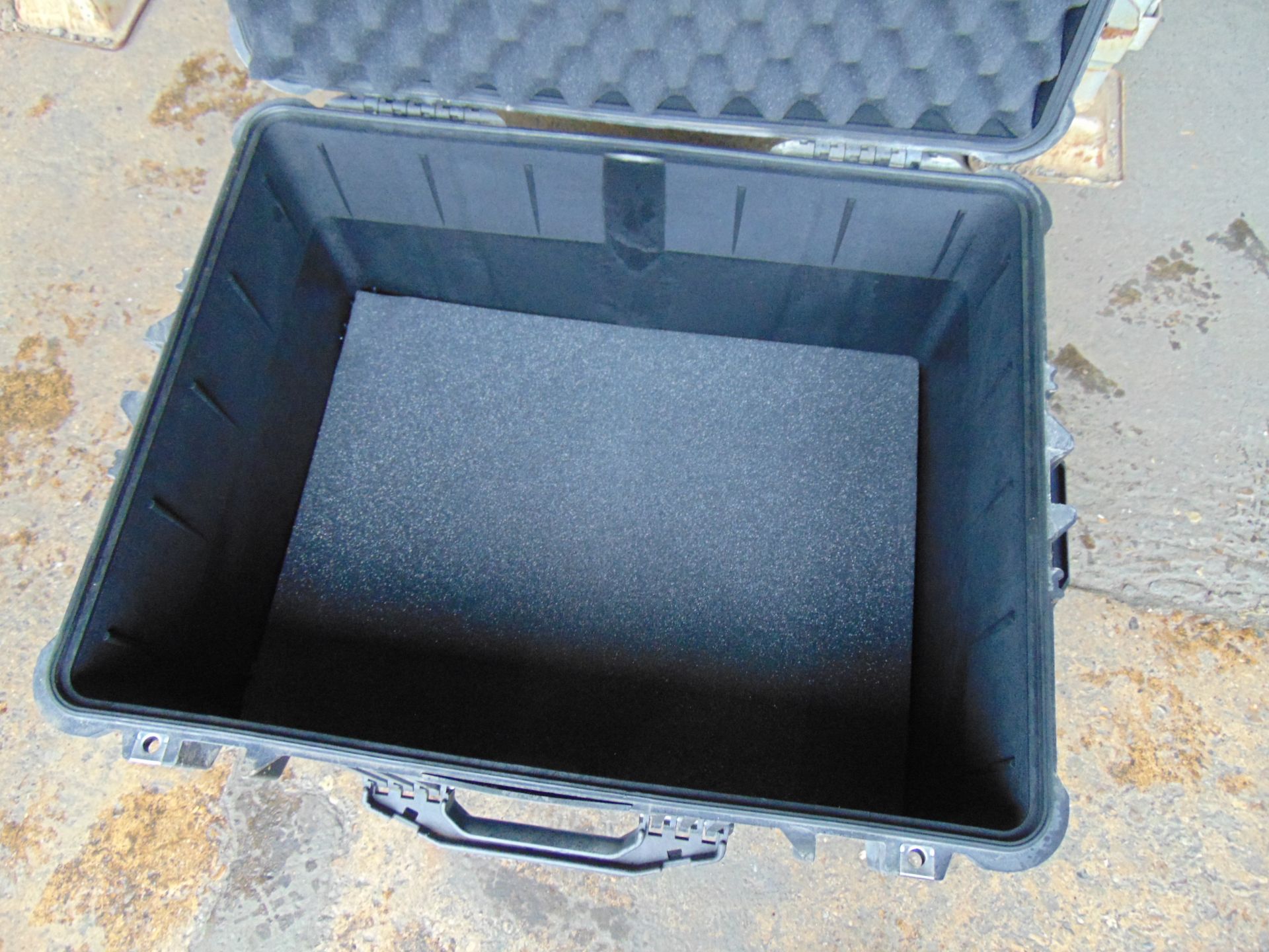 1 x High Impact Roll Along Water proof Luggage Case can be used for Aircraft etc - Image 6 of 9