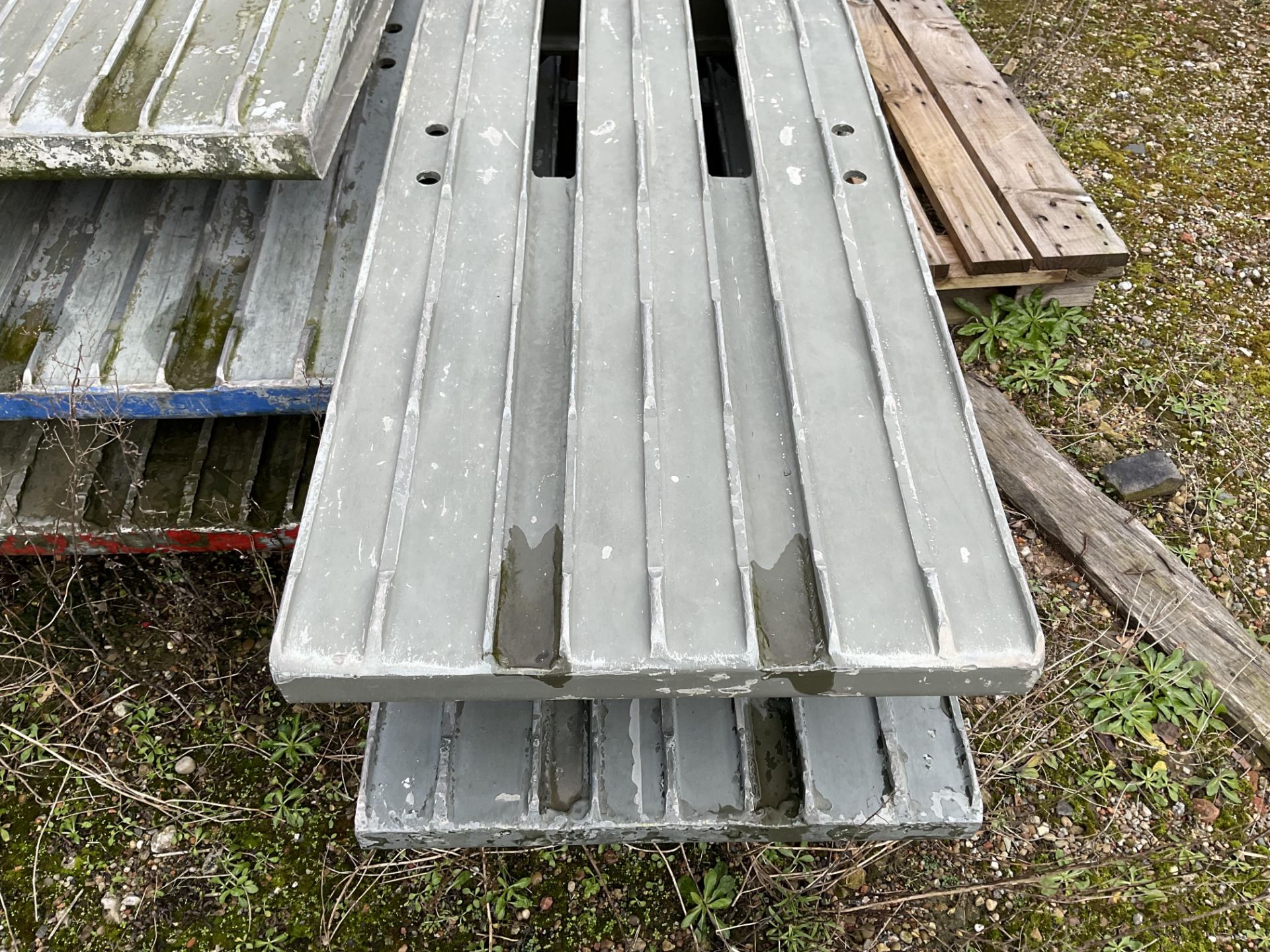 1X PAIR OF HEAVY DUTY ALUMINIUM 10 FT LOADING RAMPS DESIGNED FOR LOADING TANK/ MILITARY EQUIPMENT - Image 2 of 4