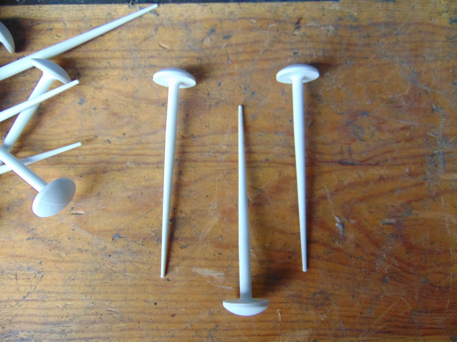New Unissued Approx. 1000 White Plastic Ground Marking Spikes - Image 3 of 4