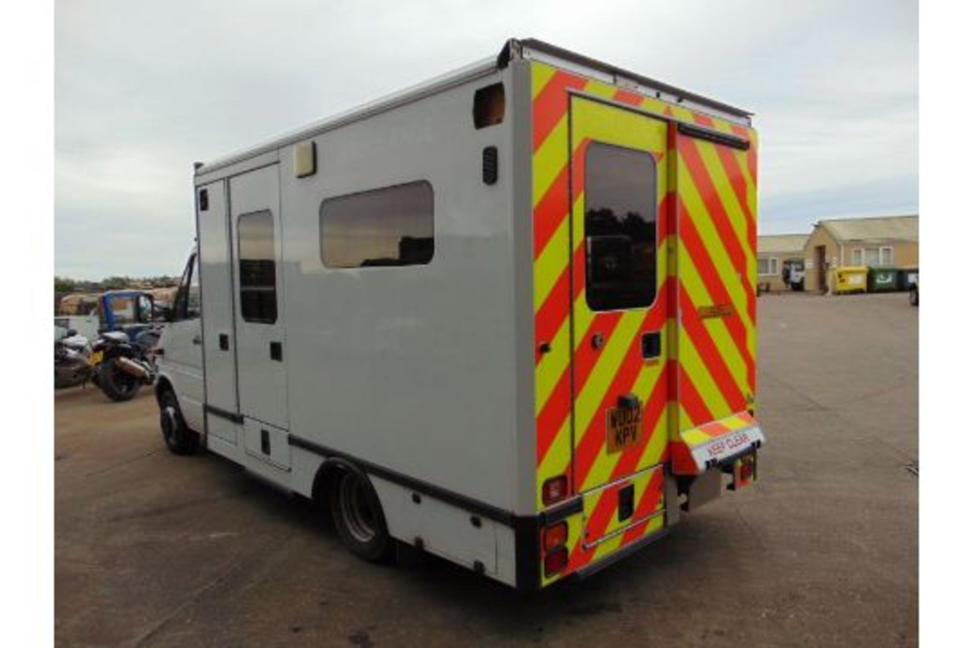 Recent Released by Atomic Weapons Establishment a 2002 Mercedes 418 CDi Ambulance ONLY 32,825 Miles - Image 8 of 34