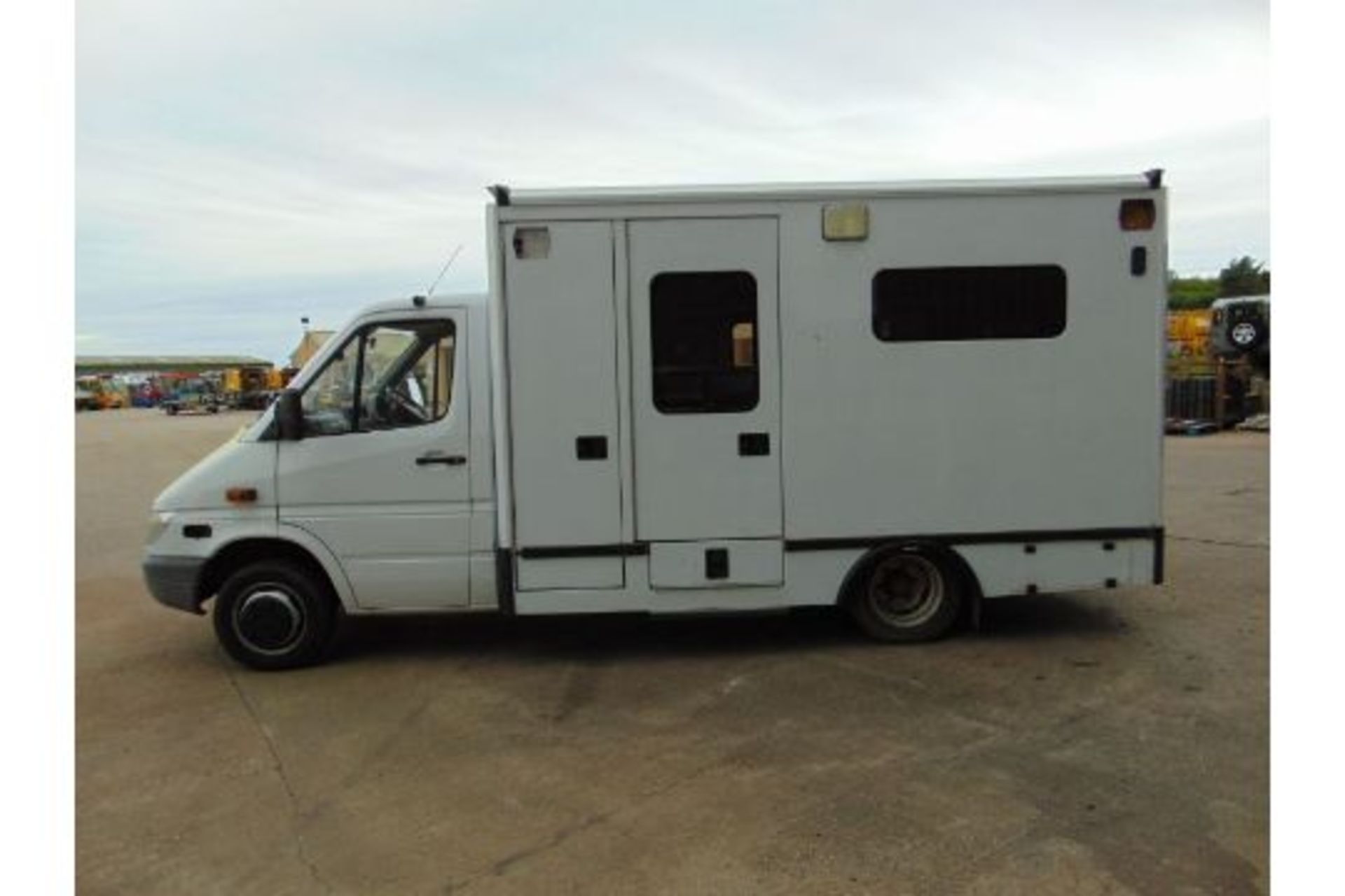 Recent Released by Atomic Weapons Establishment a 2002 Mercedes 418 CDi Ambulance ONLY 32,825 Miles - Image 4 of 34