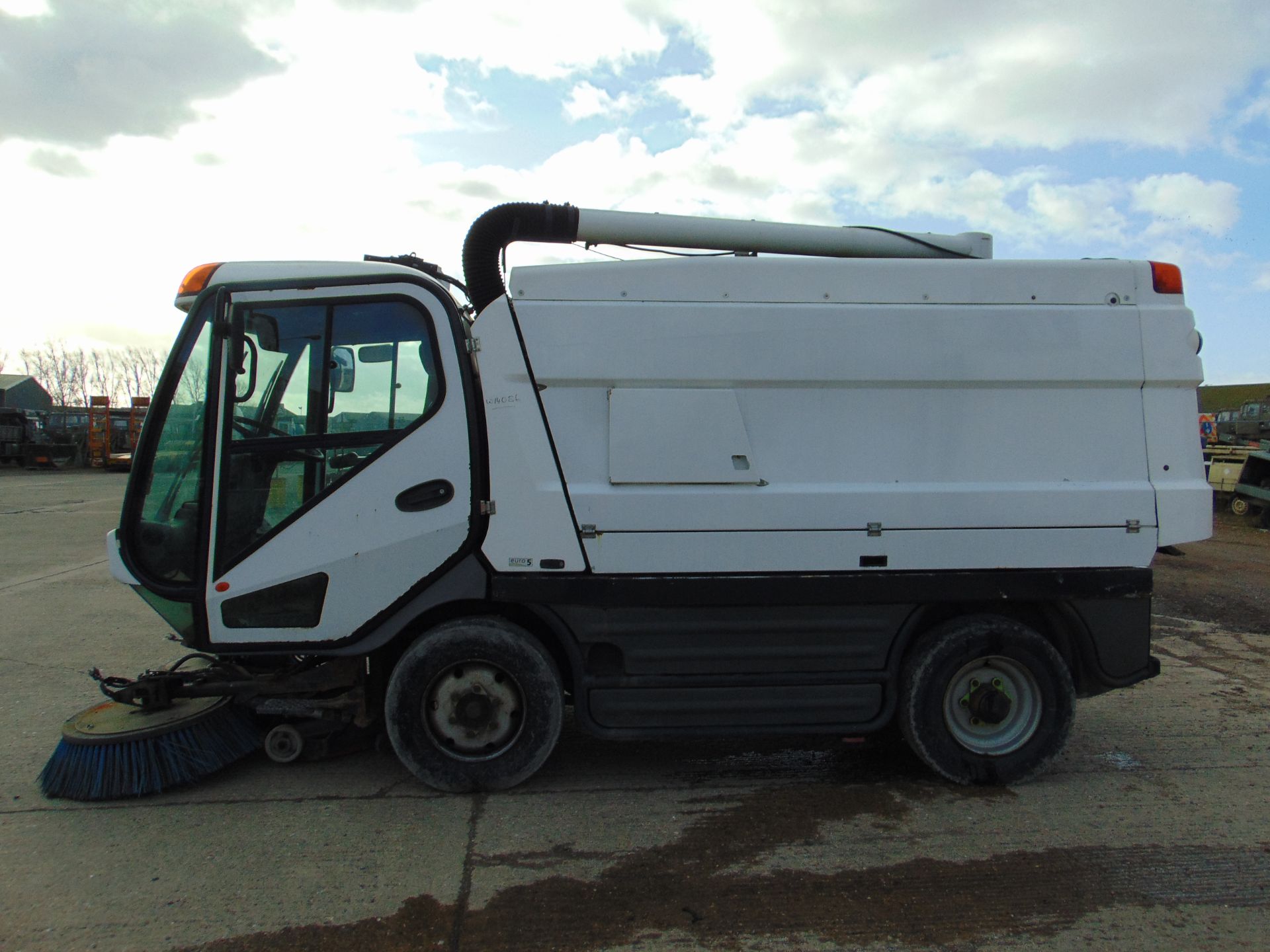 2015 Johnston CX400 EURO 5 Road Sweeper - Image 2 of 22